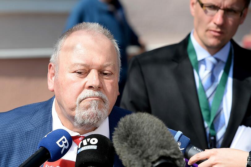 Oberstaatsanwalt Ernst Schmalz (l) und Polizeipressesprecher Jürgen Stadter geben eine Pressekonferenz zu den jüngsten Ergebnissen. Die Polizei glaubt, eine heiße Spur gefunden zu haben.