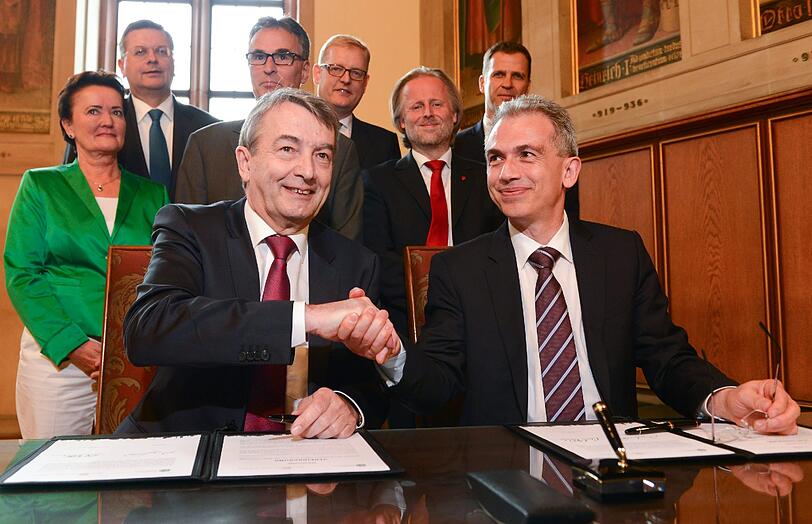 Der DFB wird sein neues Leistungszentrum in Frankfurt bauen. Wolfgang Niersbach, Präsident des Deutschen Fußball-Bundes (l), und Oberbürgermeister Peter Feldmann (SPD, r), geben sich nach der Vertragsunterzeichnung im Kaisersaal des Römers in Frankfurt im Beisein von Umweltdezernentin Rosemarie Heilig (Bündnis 90/Die Grünen, hinten l-r), DFB-Schatzmeister Reinhard Grindel, DFB-Generalsekretär Helmut Sandrock, Sportdezernent Markus Frank (CDU), Bürgermeister Olaf Cunitz (Bündnis 90/Die Grünen) und DFB-Manager Oliver Bierhoff die Hand.