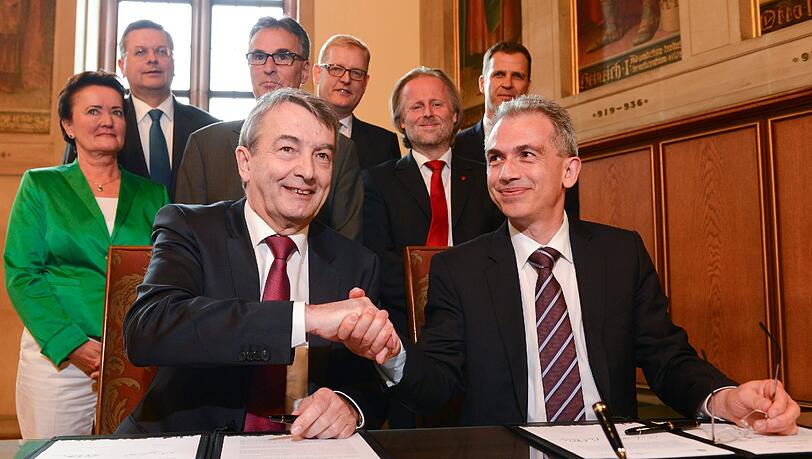 Der DFB wird sein neues Leistungszentrum in Frankfurt bauen. Wolfgang Niersbach, Präsident des Deutschen Fußball-Bundes (l), und Oberbürgermeister Peter Feldmann (SPD, r), geben sich nach der Vertragsunterzeichnung im Kaisersaal des Römers in Frankfurt im Beisein von Umweltdezernentin Rosemarie Heilig (Bündnis 90/Die Grünen, hinten l-r), DFB-Schatzmeister Reinhard Grindel, DFB-Generalsekretär Helmut Sandrock, Sportdezernent Markus Frank (CDU), Bürgermeister Olaf Cunitz (Bündnis 90/Die Grünen) und DFB-Manager Oliver Bierhoff die Hand. Der DFB wird sein neues Leistungszentrum in Frankfurt bauen. Wolfgang Niersbach, Präsident des Deutschen Fußball-Bundes (l), und Oberbürgermeister Peter Feldmann (SPD, r), geben sich nach der Vertragsunterzeichnung im Kaisersaal des Römers in Frankfurt im Beisein von Umweltdezernentin Rosemarie Heilig (Bündnis 90/Die Grünen, hinten l-r), DFB-Schatzmeister Reinhard Grindel, DFB-Generalsekretär Helmut Sandrock, Sportdezernent Markus Frank (CDU), Bürgermeister Olaf Cunitz (Bündnis 90/Die Grünen) und DFB-Manager Oliver Bierhoff die Hand.