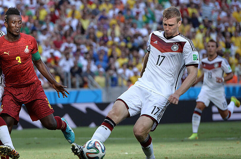 Per Mertesacker: Note 3,5.  Spielte in seinem 100. Länderspiel solide. Hatte gegen die flinken Afrikaner aber immer wieder Nachteile wegen seiner großen
Übersetzung, wirkte hüftsteif.