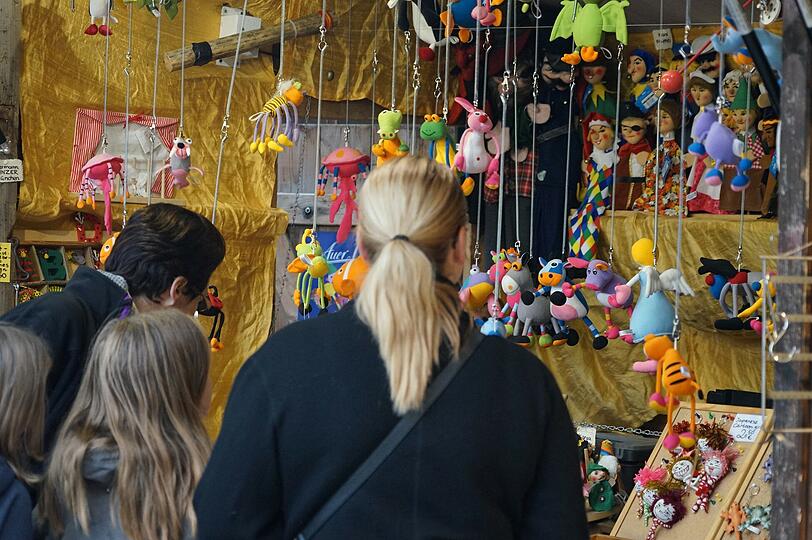 Seit Samstag gibts auf der "Auer Dult" neben Kinderkarussels auch wieder jede Menge Trödel, Raritäten und Antiquitäten.