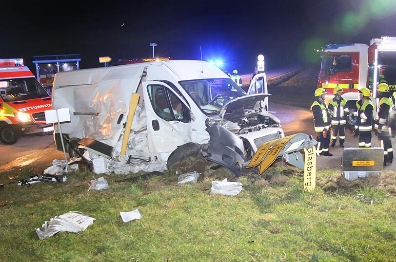Zu dem Unfall wurden der Rettungsdienst aus Haag sowie die Feuerwehren aus Lengmoos und Gars am Inn gerufen. Den Gesamtschaden schätzt die Polizei auf knapp 35.000 Euro.