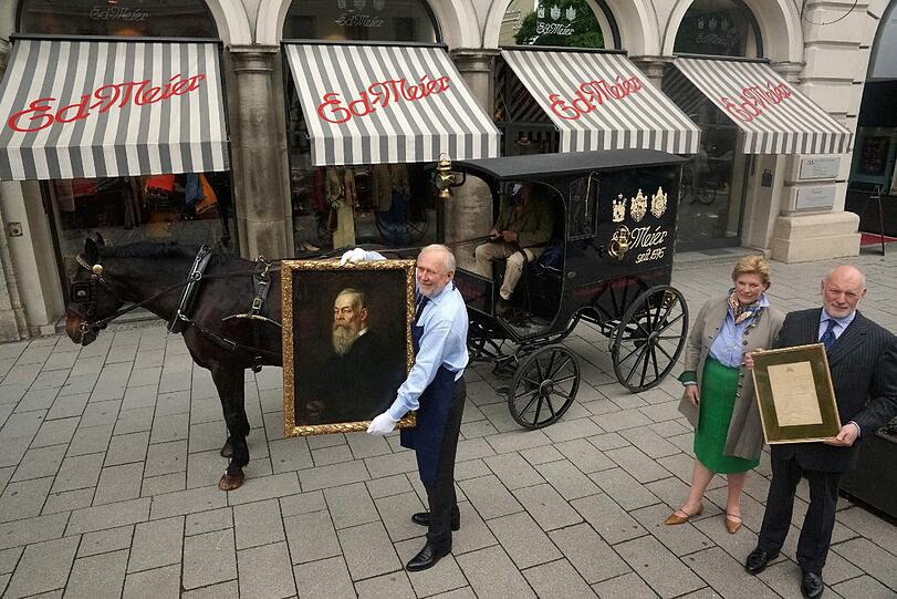Stilecht mit Kutsche: Die letzten und wichtigsten Gegenstände bringen Peter Eduard Meier und seine Schwester Brigitte selbst ins neue Geschäft in der Brienner Straße.