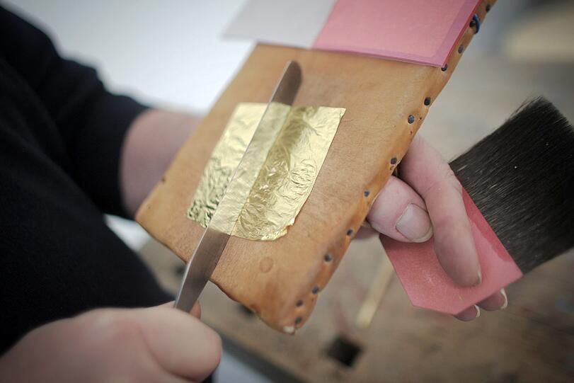 Beim Blattgoldwalzen kam es zu dem Unfall: Die Mitarbeiterin einer Goldschmiede klemmte sich die Hand ein.(Symbolbild)