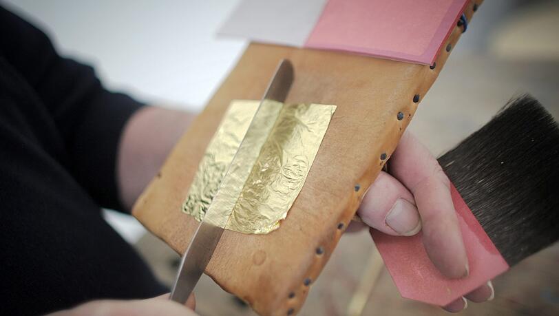 Beim Blattgoldwalzen kam es zu dem Unfall: Die Mitarbeiterin einer Goldschmiede klemmte sich die Hand ein.(Symbolbild) Beim Blattgoldwalzen kam es zu dem Unfall: Die Mitarbeiterin einer Goldschmiede klemmte sich die Hand ein.(Symbolbild)