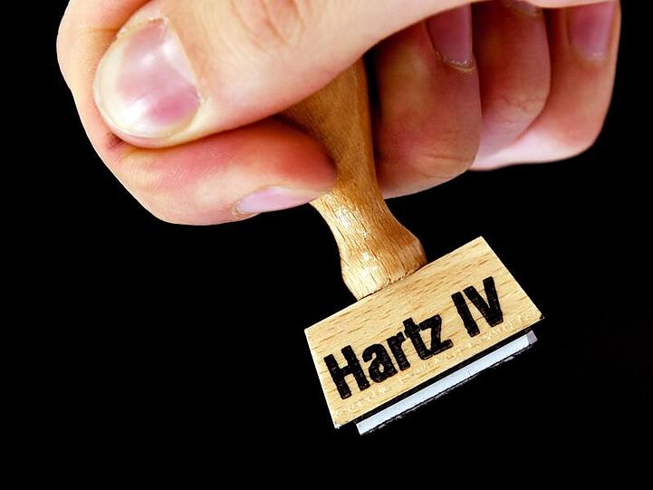 Medienberichten zufolge sollten Hartz-IV-Kürzungen um mehr als 30 Prozent möglich sein. Das Arbeitsministerium schließt dies aus.