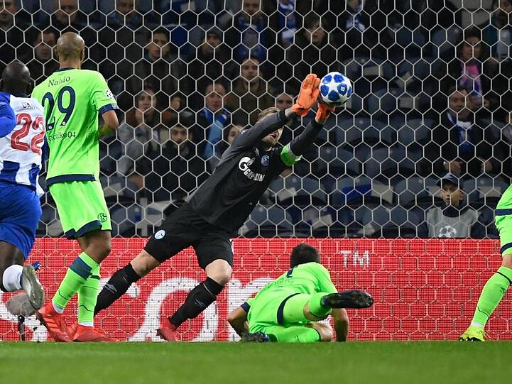Schalke-Torwart Ralf Fährmann (M.) bewahrte seine Mannschaft in der ersten Halbzeit vor einem frühen Rückstand.