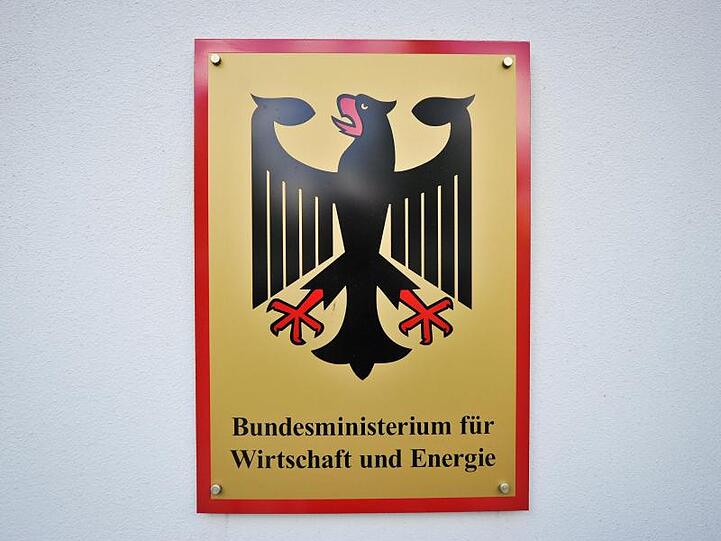 Schild am Bundesministerium für Wirtschaft in Berlin. Die Beschlussvorlage des Wirtschaftsministeriums soll Mitte der Woche vom Kabinett verabschiedet werden.