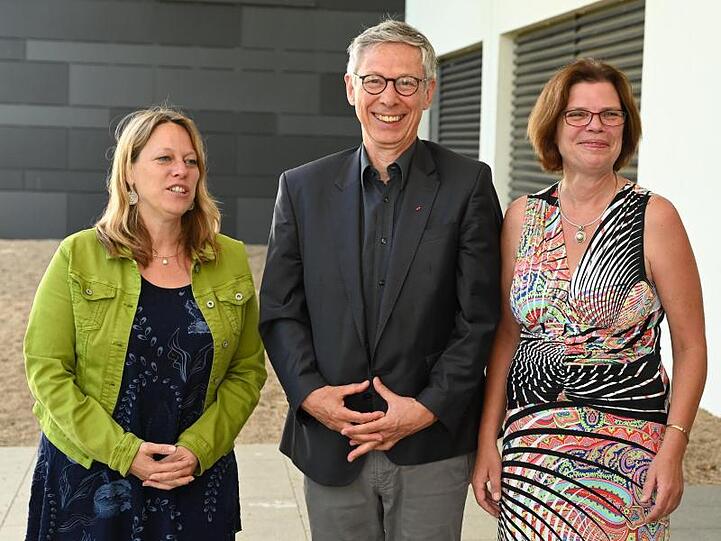 Maike Schaefer, Fraktionsvorsitzende von Bündnis 90/Die Grünen, der Bremer Bürgermeister Carsten (SPD) und Kristina Vogt, Fraktionsvorsitzende der Partei Die Linke (v.l.n.r.). Foto. Carmen Jaspersen