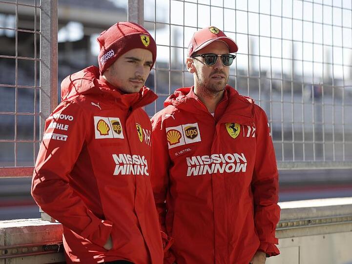 In Erwartung ihres neuen Dienstwagens: Die Ferrari-Piloten Charles Leclerc (l) und Sebastian Vettel.