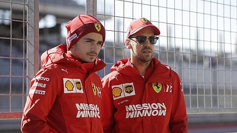 In Erwartung ihres neuen Dienstwagens: Die Ferrari-Piloten Charles Leclerc (l) und Sebastian Vettel.