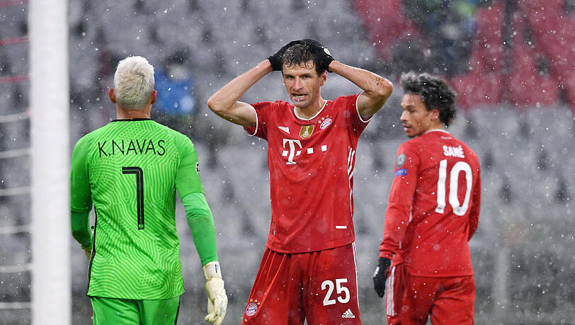 Thomas Müller (2.r.) zeigt sich über die vergebenen Chancen verärgert.