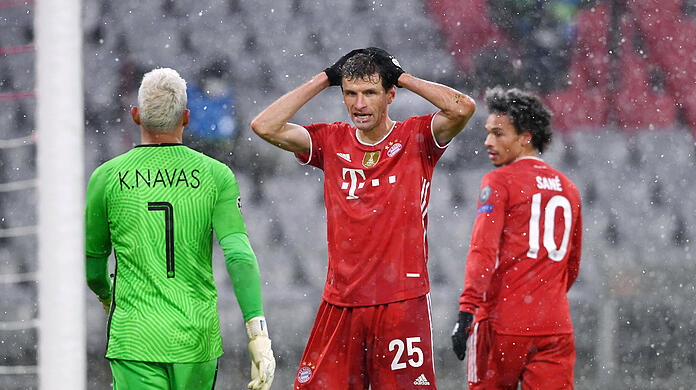 Thomas Müller (2.r.) zeigt sich über die vergebenen Chancen verärgert.