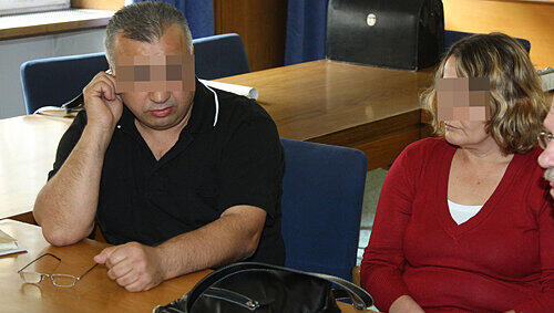 Nickten nur den Deal ab: Bäckermeister Bayram G. (50) und „Döner-Queen“ Hatice G. (47), die in 18 Jahren in Nürnberg erfolgreich ihre Geschäfte aufbauten und jetzt angeblich mittellos sind. Nickten nur den Deal ab: Bäckermeister Bayram G. (50) und „Döner-Queen“ Hatice G. (47), die in 18 Jahren in Nürnberg erfolgreich ihre Geschäfte aufbauten und jetzt angeblich mittellos sind.
