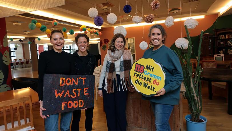 Die Community Kitchen ist ein Erfolgsmodell. Auch die Grünen-Abgeordnete Jamila Schäfer (Mitte) hat das Projekt von Natalie Gath, Judith Stiegelmayr (v.l.) und Günes Seyfarth (r.) schon besucht.