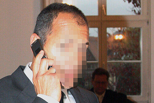 Telefonierte hektisch vor Prozessbeginn: der angeklagte Elite-Polizist (49).