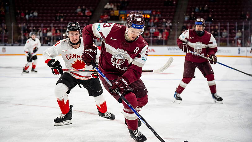Das lettische Verteidigertalent Alberts Smits l&auml;uft k&uuml;nftig f&uuml;r den EHC auf.