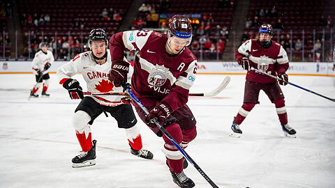 Das lettische Verteidigertalent Alberts Smits l&auml;uft k&uuml;nftig f&uuml;r den EHC auf.