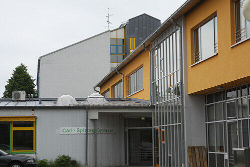 Das Carl-Spitzweg-Gymnasium in Germering: Ein Schüler wollte es in die Luft sprengen.