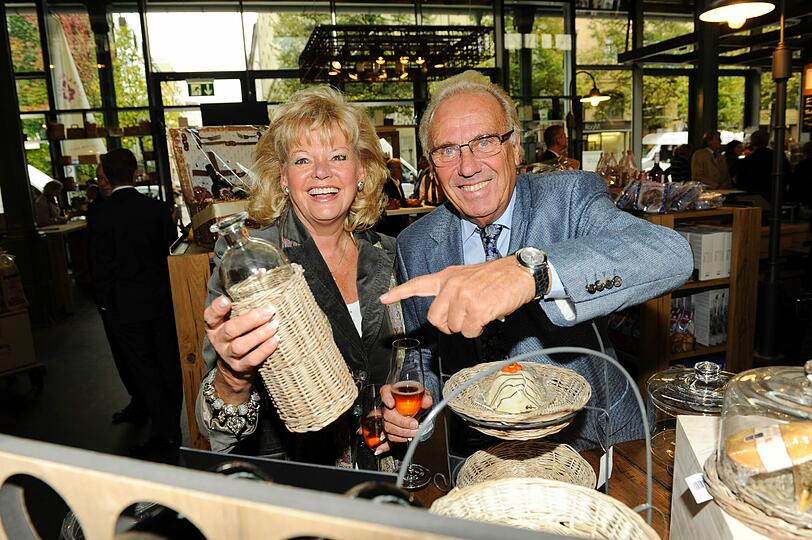 Günter Steinberg, der Wirt des Hofbräu-Zelts, mit seiner Frau Margot. Den beiden scheint die Schranne zu gefallen.