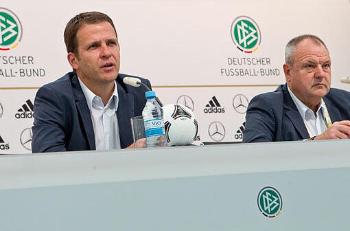 Teammanager Oliver Bierhoff (l.) und Harald Stenger während der Pressekonferenz des DFB am Montag in Danzig.