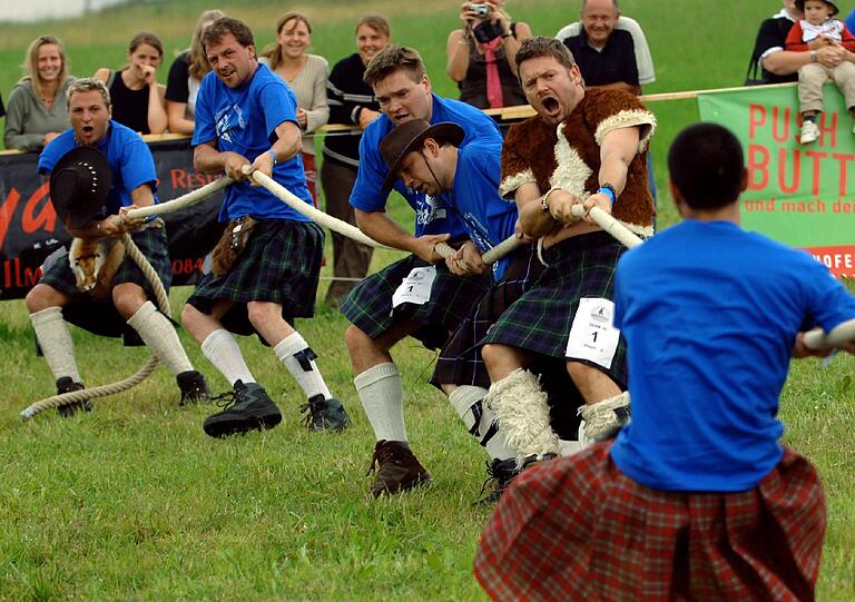TAUZIEHEN: Das Kräftemessen mit dem Seil gehörte zum Leichtathletik-Programm - von 1900 bis 1920.