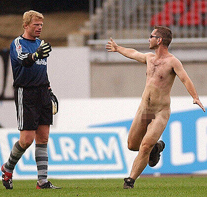 Ein Flitzer in seiner vollen Pracht wollte Oliver Kahn mal "Hallo" sagen.