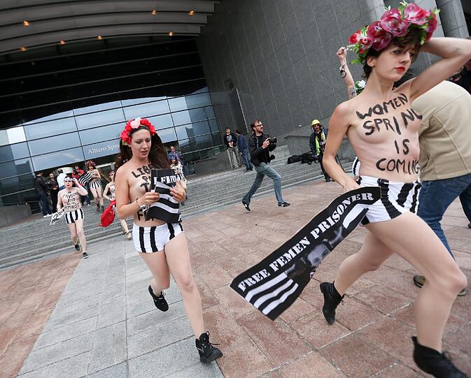 Und auch andernorts demonstrieren die Femen-Aktivistinnen: hier vor dem EU-Parlament in Brüssel.