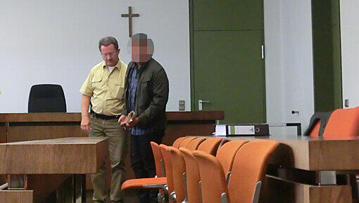 Er hat eine Tänzerin vergewaltigt: Kamon L. (21) wird zur Anklagebank geführt. Er hat eine Tänzerin vergewaltigt: Kamon L. (21) wird zur Anklagebank geführt.