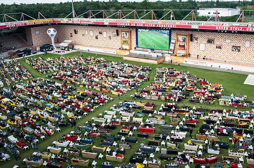 Das sogenannte WM-Wohnzimmer: Diese Fans haben es sich in der Alten Försterei gemütlich gemacht, dem Kultstadion von Union Berlin.