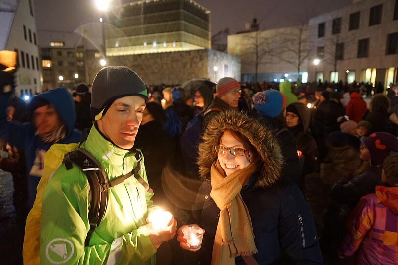 15000 Münchner versammelten sich am Montagabend zur Lichterkette für den Frieden.