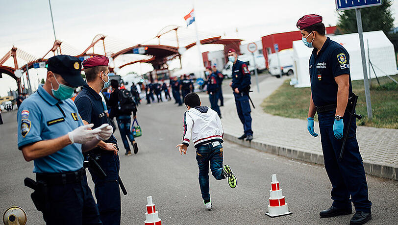 Die Grenze zwischen Ungarn und Kroatien ist jetzt gesperrt. Die Flüchtlinge weichen nun über Slowenien aus. Die Grenze zwischen Ungarn und Kroatien ist jetzt gesperrt. Die Flüchtlinge weichen nun über Slowenien aus.