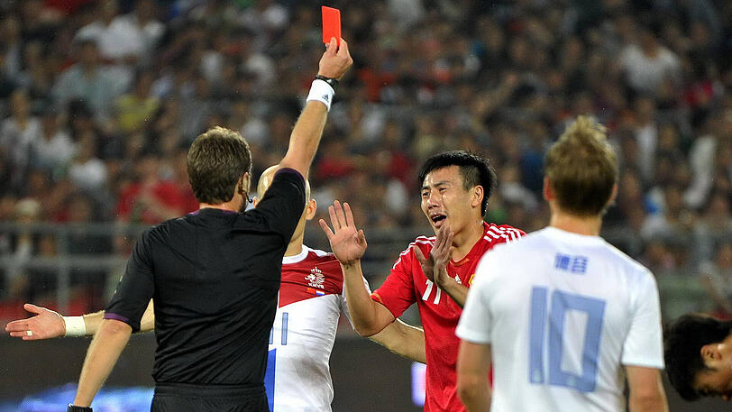 Wiederholungstäter Qin Sheng: Hier im Juni 2013, als er beim Freundschaftsspiel seiner Nationalmannschaft gegen Holland nach einem üblen Foul an Jonathan de Guzmán vom Platz flog.