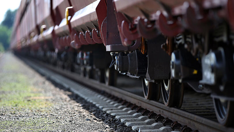 Durch den starken Fahrtwind eines heranrauschenden Güterzuges wurde ein einjähriges Mädchen am Bahnsteig aus einem Kinderwagen geschleudert und starb wenig später.