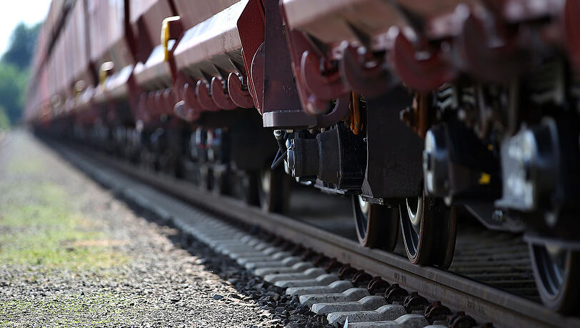 Durch den starken Fahrtwind eines heranrauschenden Güterzuges wurde ein einjähriges Mädchen am Bahnsteig aus einem Kinderwagen geschleudert und starb wenig später. Durch den starken Fahrtwind eines heranrauschenden Güterzuges wurde ein einjähriges Mädchen am Bahnsteig aus einem Kinderwagen geschleudert und starb wenig später.