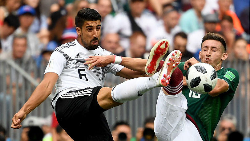 Sami Khedira: Note 5. Sein Ballverlust vorn (8.) leitete einen Angriff der Mexikaner ein, auch sonst bekam er das wuselige Mittelfeld von &bdquo;El tri&ldquo; überhaupt nicht in den Griff. Die Positionswechsel des Gegners schienen ihn verwirrt zu haben, verlor gar im eigenen Strafraum den Ball. Für ihn kam Marco Reus (60.).