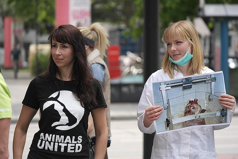 Am Sendlinger Tor hat die Tierrechtsorganisation Animals United Lärm für die Stimmlosen, die Tiere, gemacht.