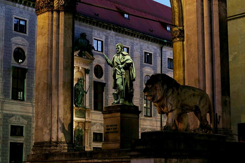 Graf von Tilly im Zwielicht mit Blick zur Feldherrnhalle.