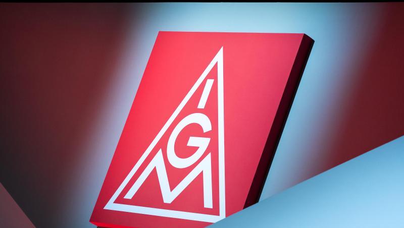 Das Logo der IG Metall hängt über einer Bühne. Foto: Daniel Karmann/dpa/Symbolbild Das Logo der IG Metall hängt über einer Bühne. Foto: Daniel Karmann/dpa/Symbolbild