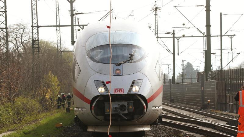Von einer abgerissenen Oberleitung gestoppt: Der ICE wartet in der Nähe des Düsseldorfer Hauptbahnhofs.