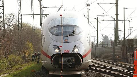 Von einer abgerissenen Oberleitung gestoppt: Der ICE wartet in der Nähe des Düsseldorfer Hauptbahnhofs.
