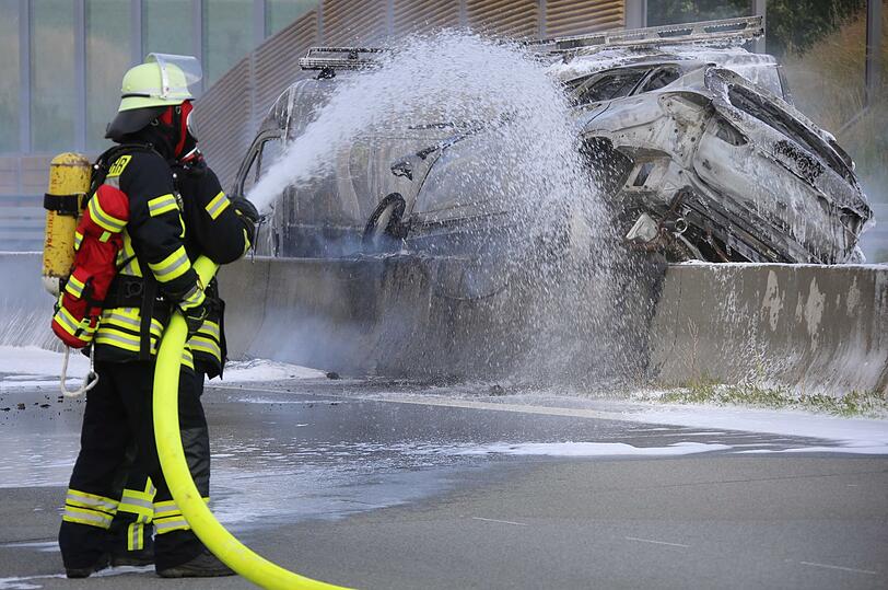 Nach dem Zusammenstoß fing der beschädigte Hybrid-BMW im Bereich der Akkus Feuer. Das Feuer griff auf den Kleintransporter über und setzte diesen in Vollbrand.