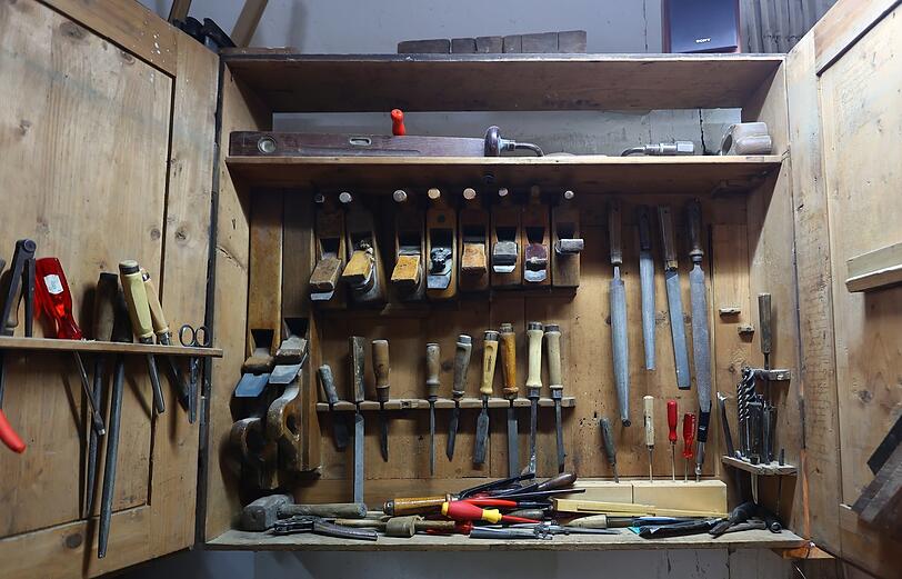 Hobel, Feilen, Stemmeisen hängen wie eh und je im Werkzeugschrank.