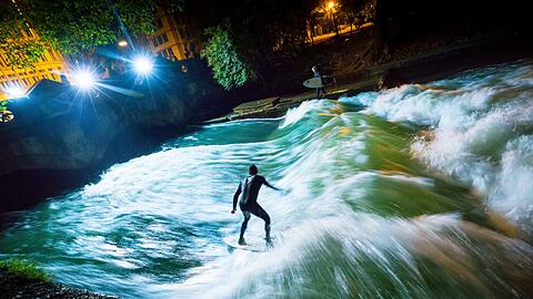 Bis vor Kurzem sah die Eisbachwelle noch so aus und begeisterte Surfer aus aller Welt. (Archivbild)