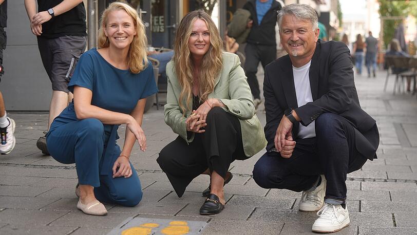 KVR-Chefin Hanna Sammüller, Bürgermeisterin Mona Fuchs und Stefan Reisiger vom Baureferat haben eine neue Markierung präsentiert, die in die Innenstadt führt. KVR-Chefin Hanna Sammüller, Bürgermeisterin Mona Fuchs und Stefan Reisiger vom Baureferat haben eine neue Markierung präsentiert, die in die Innenstadt führt.
