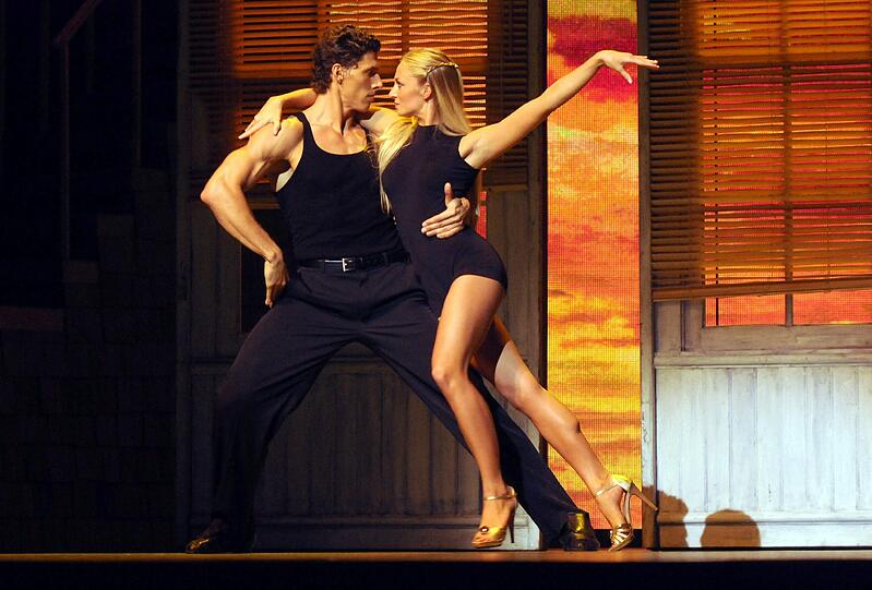 Auf der Bühne in Oberhausen gaben die Musical-Darsteller alles. Das Erfolgs-Musical "Dirty Dancing" war auch schon in Hamburg und Berlin zu Gast. Ins gesamt 37 Darsteller machen die Sommer-Liebe von "Baby" und Johnny zu einem mitreißenden Erlebnis.