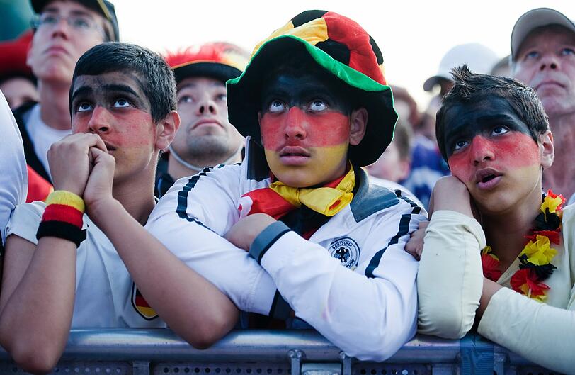Yes! Mit dem 2:1 gegen Dänemark sicherten sich die Deutschen den Einzug ins Viertelfinale: So feierten die Fans beim Public Viewing. Die Bilder!