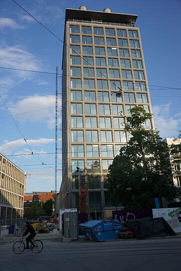 Das &bdquo;Seven&ldquo;: Die teuerste Adresse der Stadt Die Straße im szenischen Glockenbachviertel gehört eigentlich nicht zu den teuersten. Das &bdquo;Seven&ldquo; verschaffte der vielbefahrenen Straße jedoch einen Sprung an die Spitze der noblen Quartiere. Wer im Wohnturm einzieht, zahlt für Luxus-Ausstattung, weite Sicht und geräumige Grundrisse bis zu 25.000 Euro pro Quadratmeter.