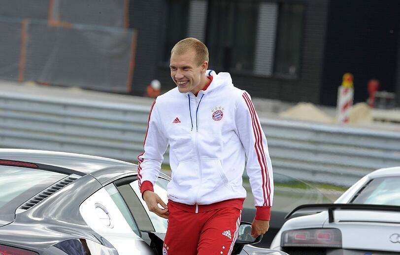 Die Bayern-Stars mit ihren neuen Dienstwagen.
