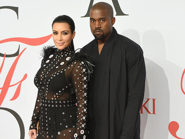 Kim Kardashian (34) präsentierte ein Designerkleid des Labels Proenza Schouler, dessen Chefdesigner Lazaro Hernandez ebenfalls für einen Award nominiert war.